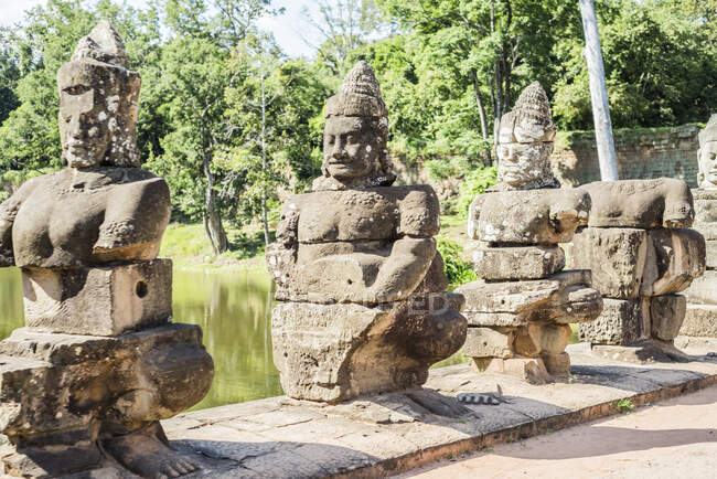 Reihe von Statuen am Seeufer des Phimeanakas Tempels, Ta Phom, Angkor T — Stockfoto