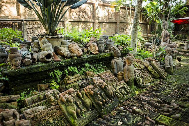 Testa di terracotta sculture e pannelli in giardino presso Clay Studio C — Foto stock