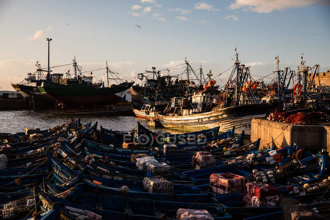 Barcos de pesca en el puerto, Essaouira, Marruecos, África - foto de stock