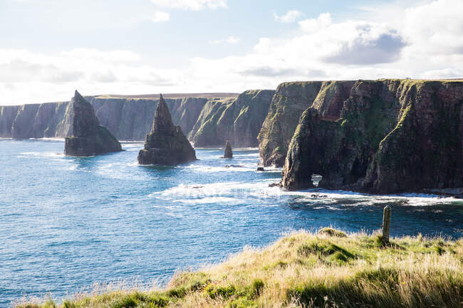 Cliffs on coastline, Duncansby Head, Escócia, Reino Unido — Fotografia de Stock