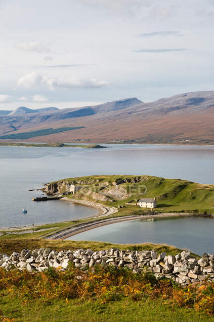 Malerischer Blick auf Berge und Loch, Zunge, Schottland, Großbritannien — Stockfoto