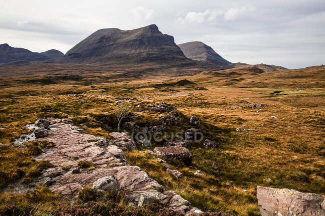 Afloramiento rocoso en la naturaleza, Escocia, Reino Unido - foto de stock