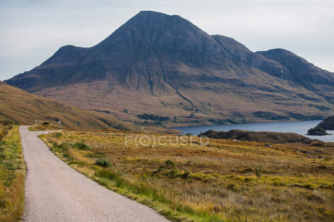 Camino abierto en las montañas, Escocia, Reino Unido - foto de stock
