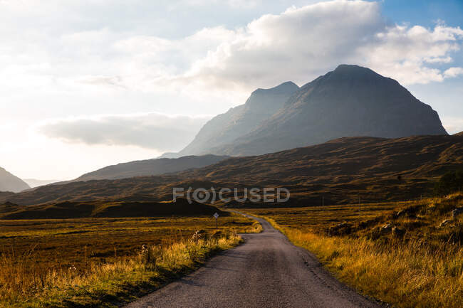 Estrada aberta nas montanhas, Torridon, Escócia, Reino Unido — Fotografia de Stock