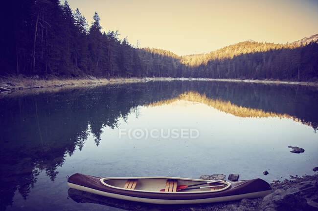 Canoe, Eibsee Lake at base of Zugspitze, Garmisch-Partenkirchen, — Stock Photo