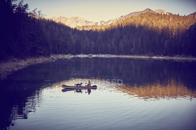 Ruderer und Hund im Kanu, Eibsee am Fuße der Zugspitze, Garmis — Stockfoto