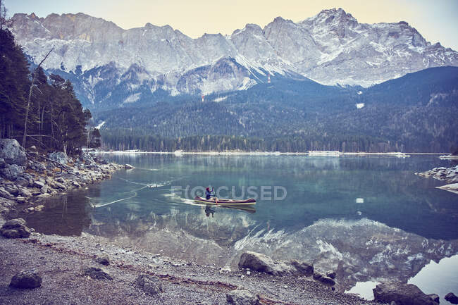 Rower in canoe, Eibsee Lake at base of Zugspitze, Garmisch-Parte — Stock Photo