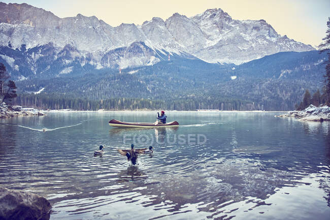 Rower in canoe, Eibsee Lake at base of Zugspitze, Garmisch-Parte — стокове фото