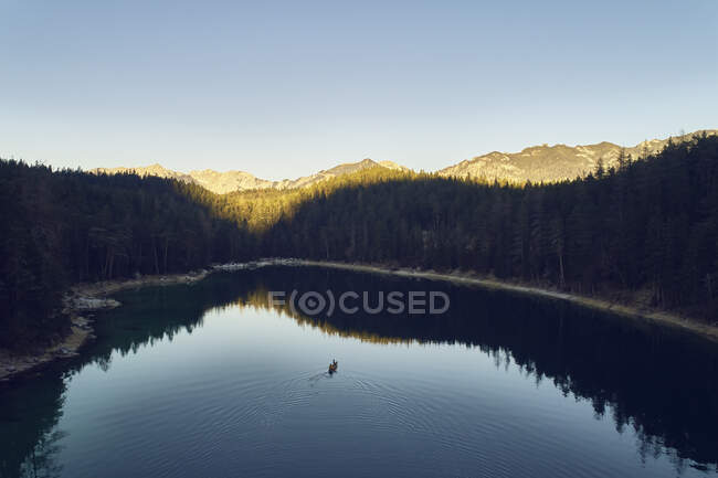 Rower in canoe, Eibsee Lake at base of Zugspitze, Garmisch-Parte — стокове фото