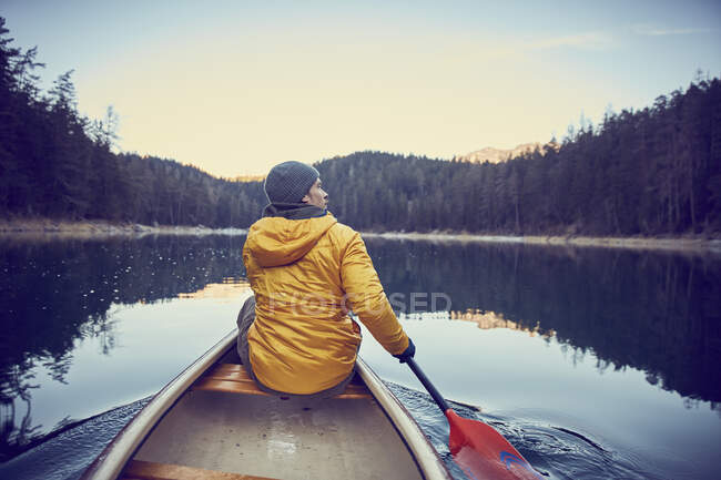 Людина веслує, Ейбсі озеро на базі Зугшпітце, Гарміш-Партенкір — стокове фото