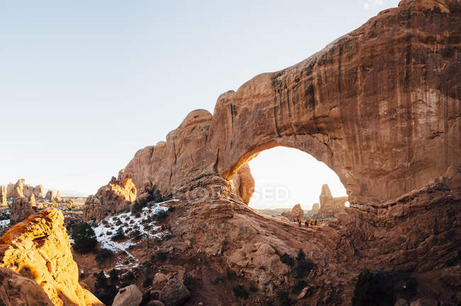 Turistas em formação de rochas arqueadas, Moab, Utah, EUA — Fotografia de Stock