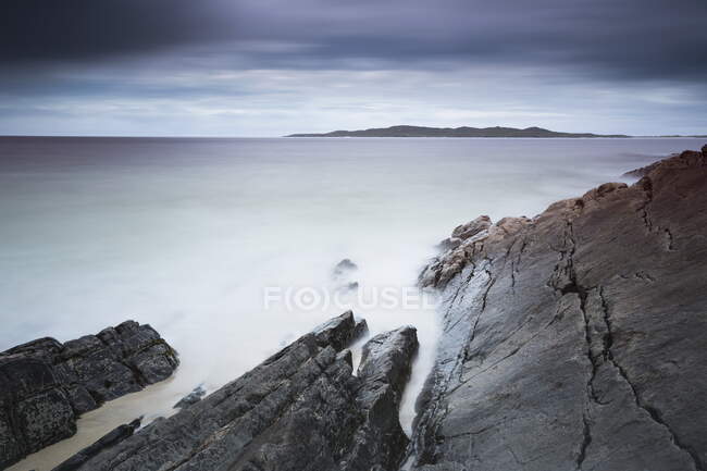 Guardando a ovest su Sound of Taransay verso l'isola di Taransay f — Foto stock