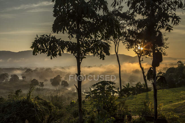 Sonnenaufgang über Myanmar und Laos und Ruak Fluss, Goldenes Dreieck, K — Stockfoto