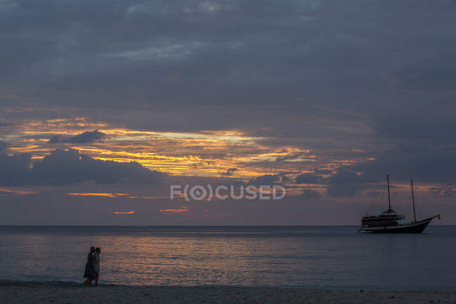 Puesta de sol en Surin Beach, Phuket, Tailandia - foto de stock