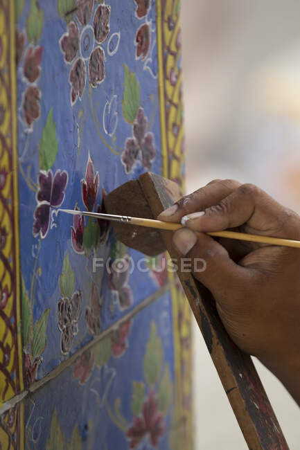 Pintar a mano baldosas de cerámica en el Gran Palacio, Bangkok, Tailandés - foto de stock