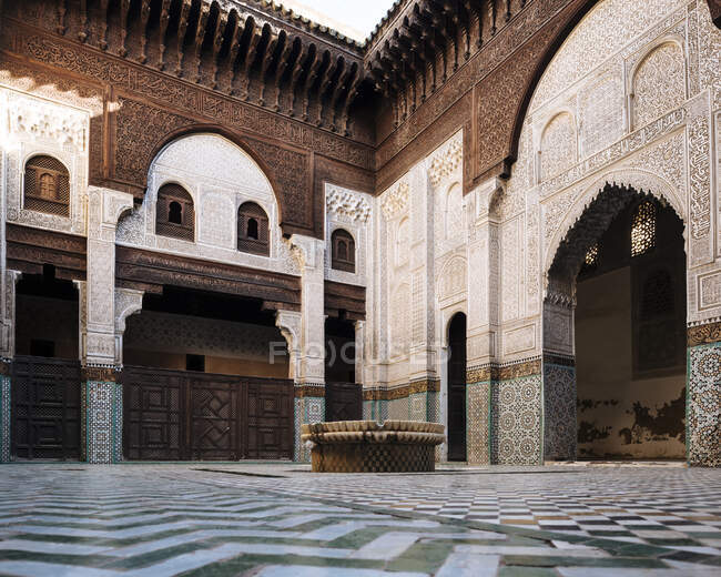 Інтер'єр медресе бу Inania, Мекнес, Марокко, Північна Африка — стокове фото