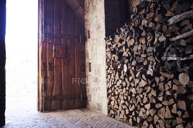 Вход во внутренний двор замка со сложенными бревнами, Калифорния, США — стоковое фото