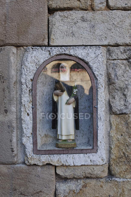 Estátua religiosa feminina em arco de parede de pedra, Califórnia, EUA — Fotografia de Stock
