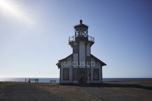 Traditional lighthouse on coastal clifftop, California, USA — Stock Photo