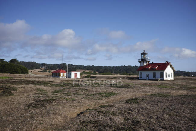 Традиционный маяк на побережье, Калифорния, США — стоковое фото