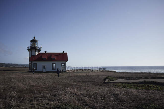 Традиційний маяк на береговій скелі (штат Каліфорнія, США). — стокове фото