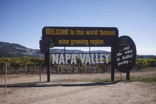 Señal para Valle de Napa en frente de viñedo, Valle de Napa, California - foto de stock