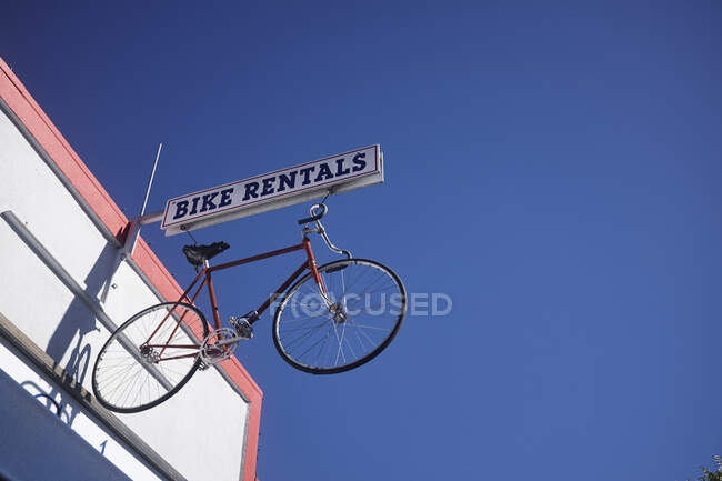 Segno di bicicletta per il noleggio di biciclette contro il cielo blu, California, USA — Foto stock