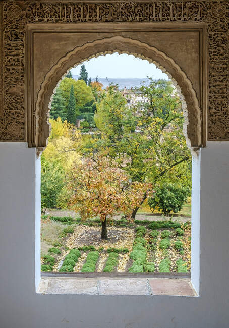 Finestra ad arco con vista sul giardino. Palazzo dell'Alhambra, Granada, — Foto stock