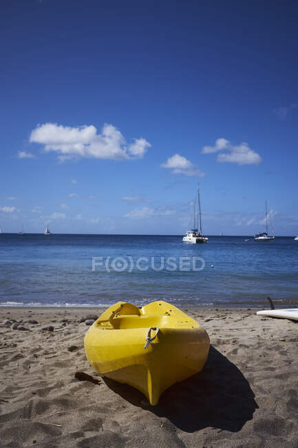 Canoë sur la plage, Sainte-Lucie, Caraïbes — Photo de stock