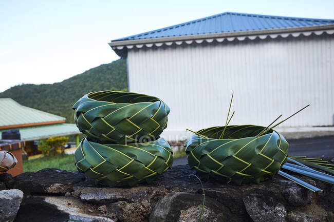 Cuencos hechos de hojas de palma de las mujeres, Santa Lucía, Caribe - foto de stock