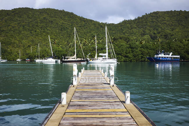 Jetty de madeira e barcos na água, Santa Lúcia, Caribe — Fotografia de Stock