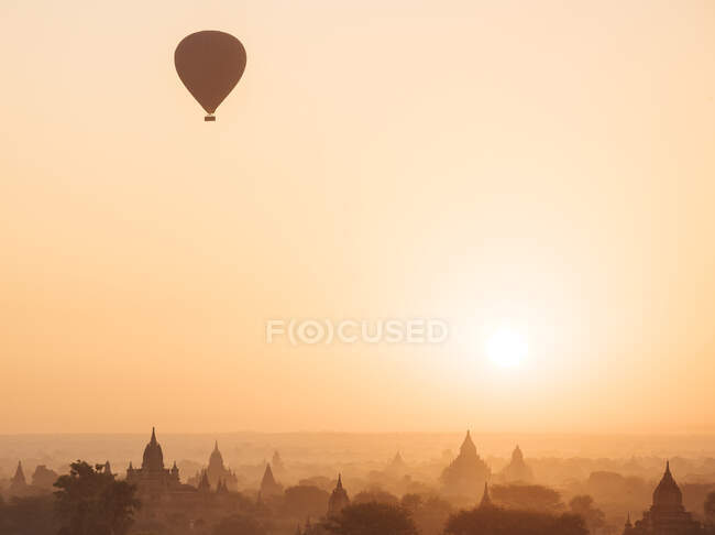 Hot air balloons at sunset, Bagan, Mandalay Region, Myanmar — Stock Photo