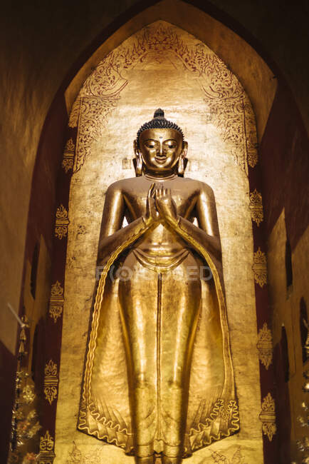 Estatua budista, Bagan, Región de Mandalay, Myanmar - foto de stock