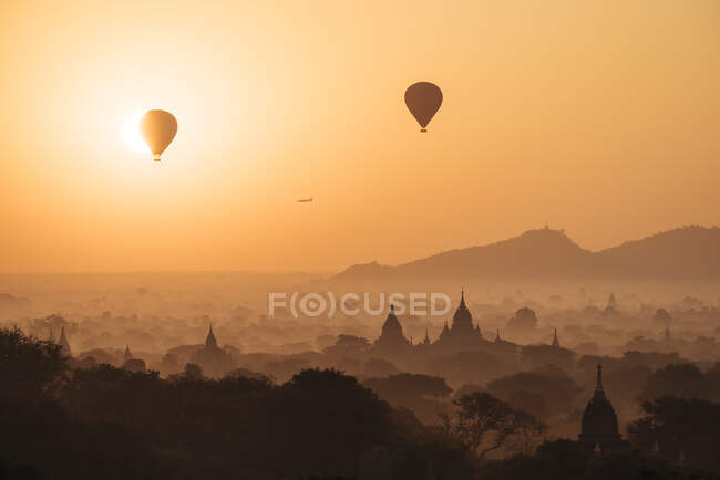 Montgolfières au coucher du soleil, Bagan, région de Mandalay, Myanmar — Photo de stock