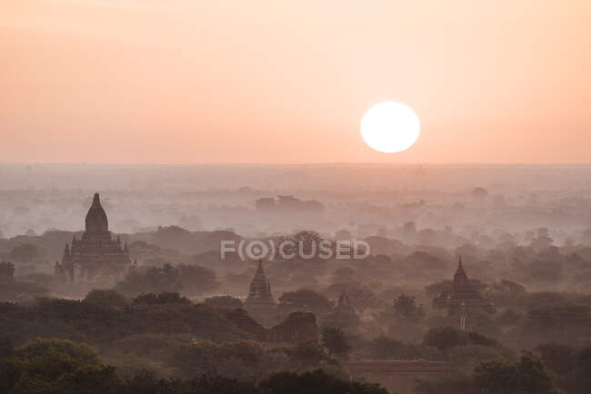 Vista panorámica de Bagan al atardecer, Región de Mandalay, Myanmar - foto de stock