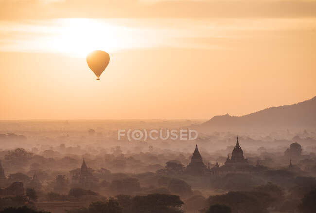 Balões de ar quente ao pôr do sol, Bagan, região de Mandalay, Mianmar — Fotografia de Stock