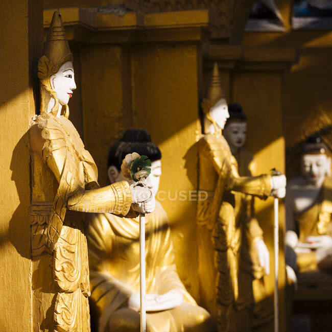 Estatuas en el templo budista, Mandalay, Región de Mandalay, Myanmar - foto de stock