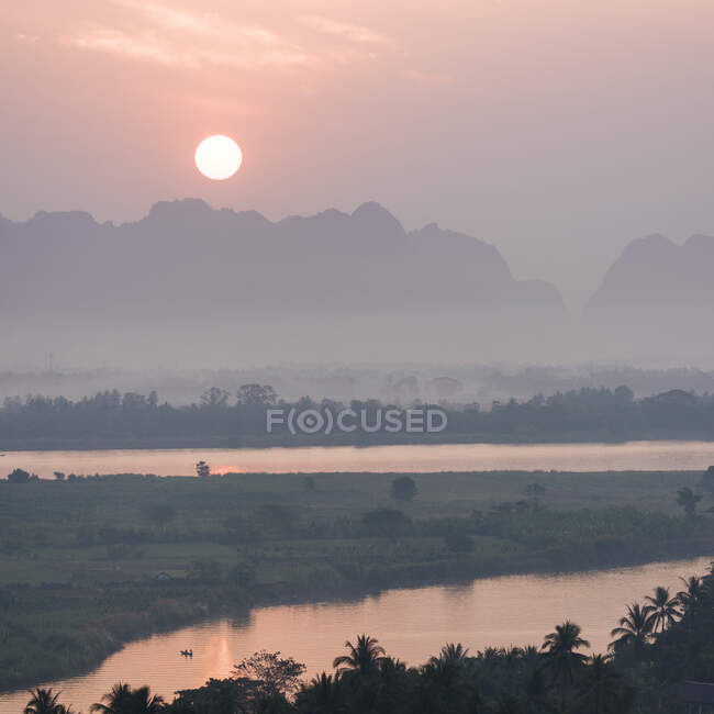 Vista panorámica de Hpa An al atardecer, estado de Kayin. Myanmar, Asia - foto de stock