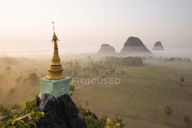 Misty mountains and Kaw Gon Pagoda, Hsipaw, État de Shan, Myanmar — Photo de stock