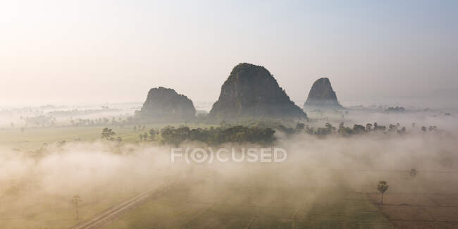 Montagnes brumeuses, Hsipaw, État de Shan, Myanmar — Photo de stock