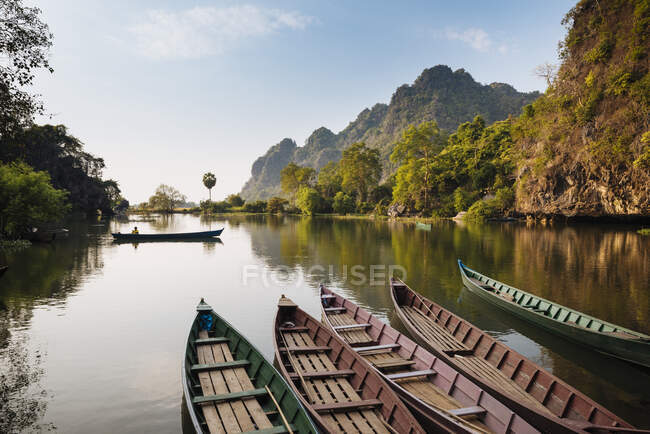 Barcos amarrados en el agua, Cueva de Sa-dan, Hsipaw, Estado de Shan, Myanmar - foto de stock