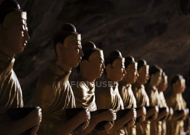 Estatuas monje budistas en la cueva de Sa-dan, Hsipaw, estado de Shan, Myanmar - foto de stock