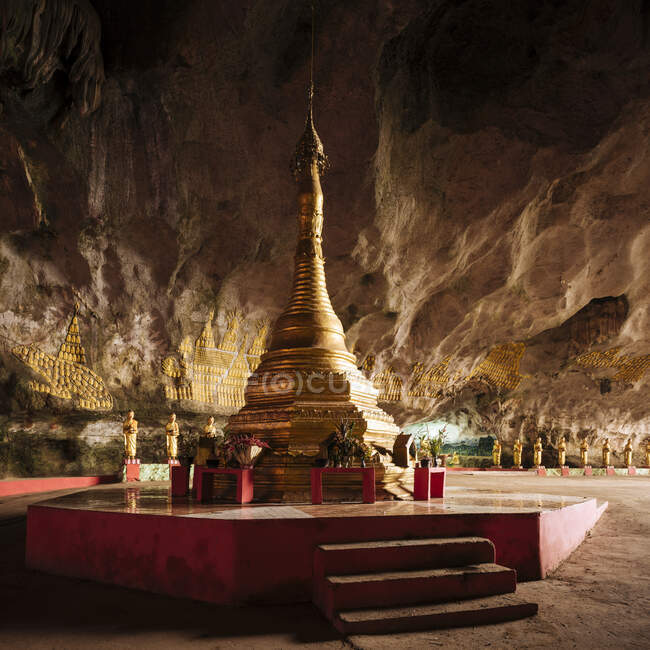 Estupa dorada en la cueva de Sa-dan, Hsipaw, estado de Shan, Myanmar - foto de stock