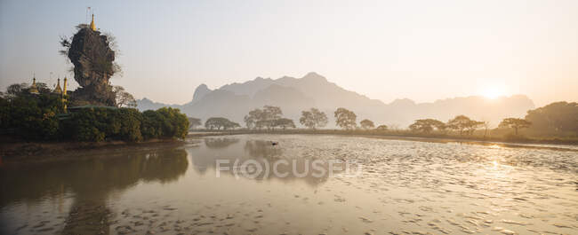 Ruhiges Wasser, Kyauk Ka Latt Pagode, Hpa An, Kayin State, Myanmar — Stockfoto