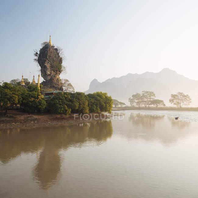 Acque calme, Kyauk Ka Latt Pagoda, Hpa An, Stato di Kayin, Myanmar — Foto stock