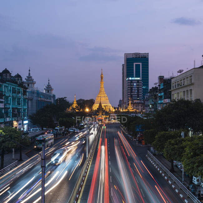 Sentieri leggeri sulla strada a doppia carrozza, Yangon, Myanmar — Foto stock