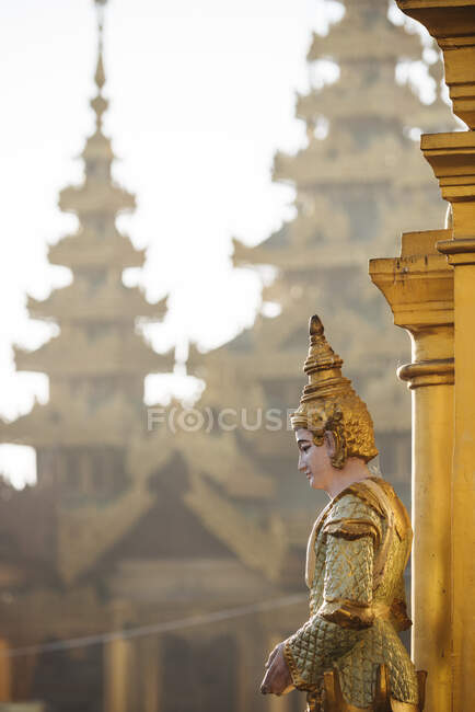 Statue au temple bouddhiste, pagode Shwedagon, Yangon, Myanmar — Photo de stock