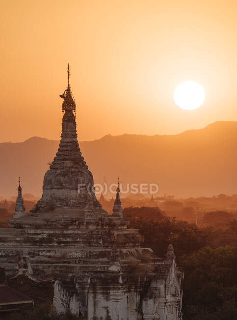 Pagode bouddhiste au coucher du soleil, Bagan, région de Mandalay, Myanmar — Photo de stock