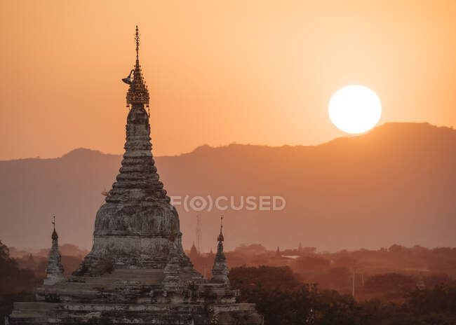 Pagode budista ao pôr do sol, Bagan, região de Mandalay, Mianmar — Fotografia de Stock