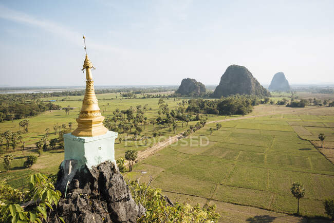 Montañas y Kaw Gon Pagoda, Hsipaw, Estado de Shan, Myanmar - foto de stock